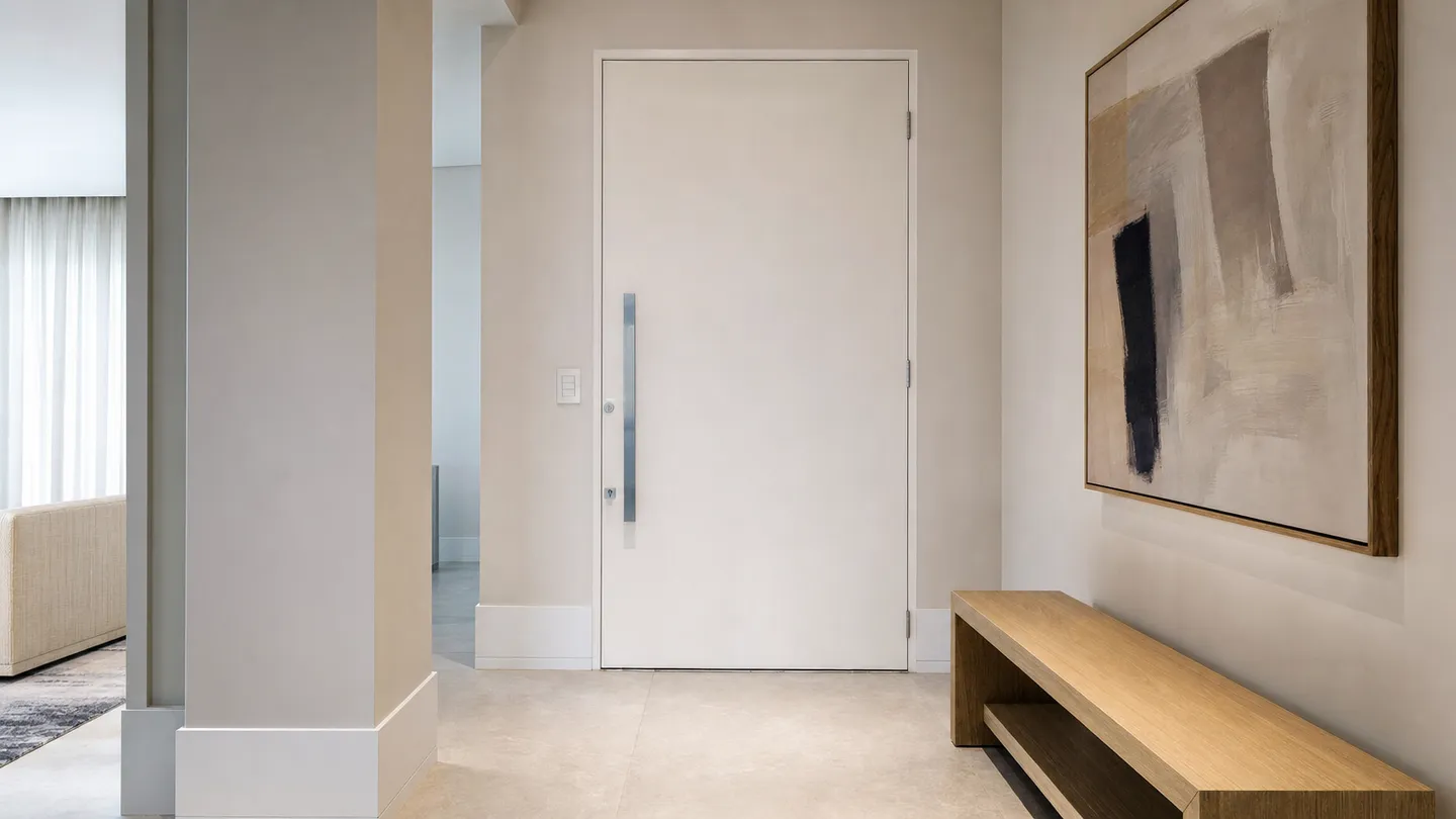 Hall minimalista com porta blindada branca lisa